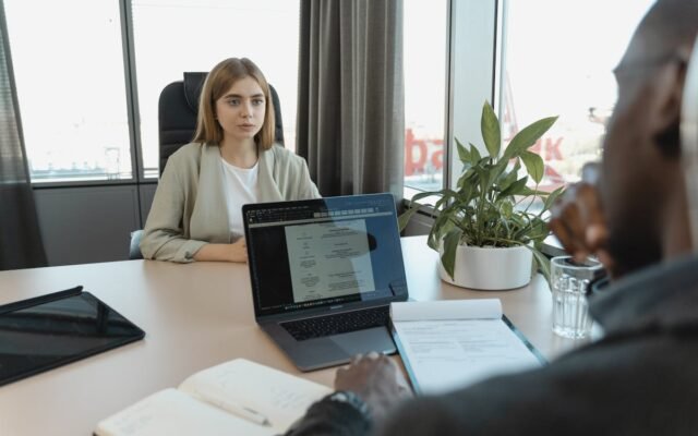 Profesionalus darbo pokalbis moderniame biure