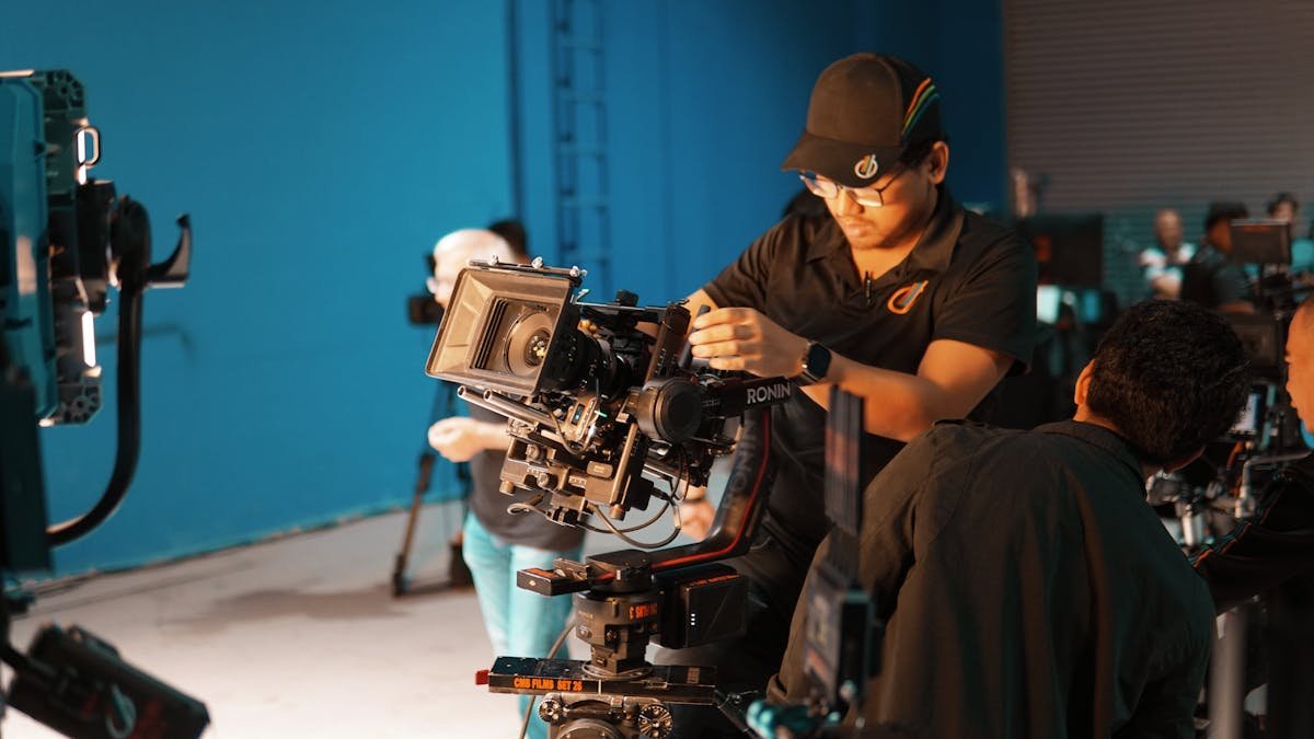 Filmavimo komanda studijoje ruošia profesionalią kamerų įrangą filmavimui