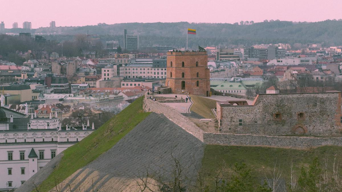 Gedimino bokšto vaizdas Vilniuje su miesto panorama. Ikoniškas Lietuvos simbolis