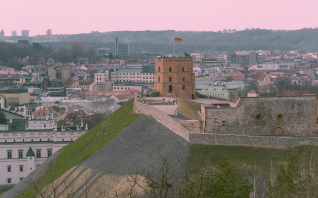 Gedimino bokšto vaizdas Vilniuje su miesto panorama. Ikoniškas Lietuvos simbolis