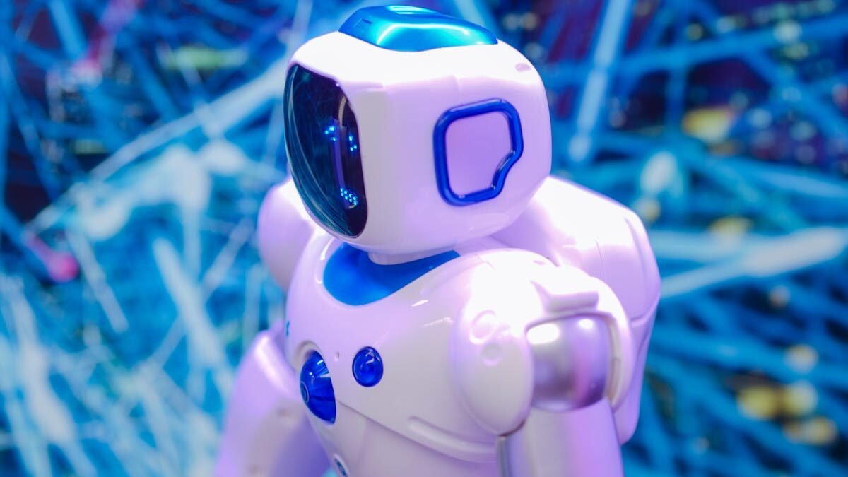 Balto ir mėlyno roboto stambus planas dinamiškame futuristinių technologijų fone