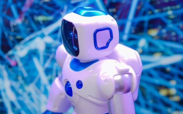 Balto ir mėlyno roboto stambus planas dinamiškame futuristinių technologijų fone