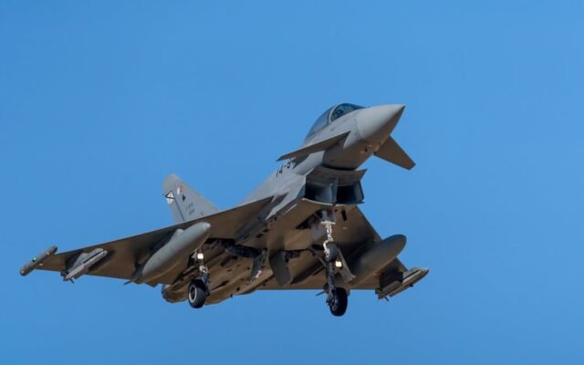 Naikintuvas „Eurofighter Typhoon“ skrydžio metu giedrame danguje