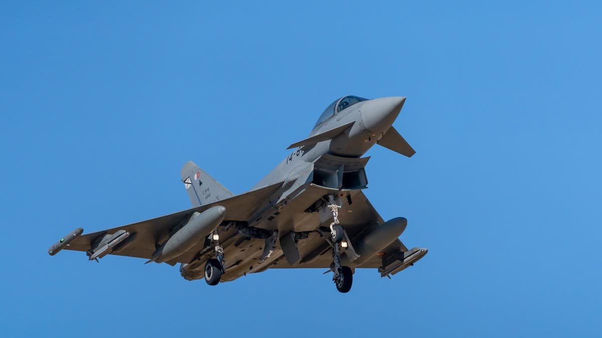Naikintuvas „Eurofighter Typhoon“ skrydžio metu giedrame danguje