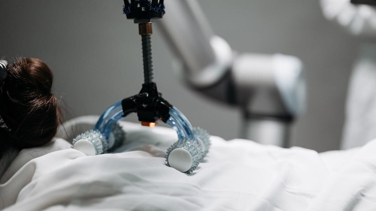 Iš arti nufotografuota robotizuota masažo ranka