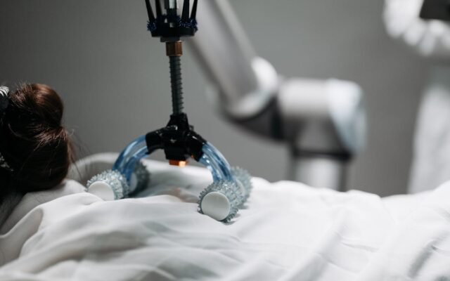 Iš arti nufotografuota robotizuota masažo ranka