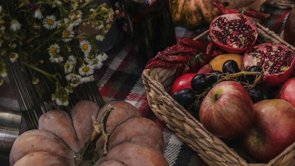 Kaimiškas rudens stalo serviravimas su moliūgais