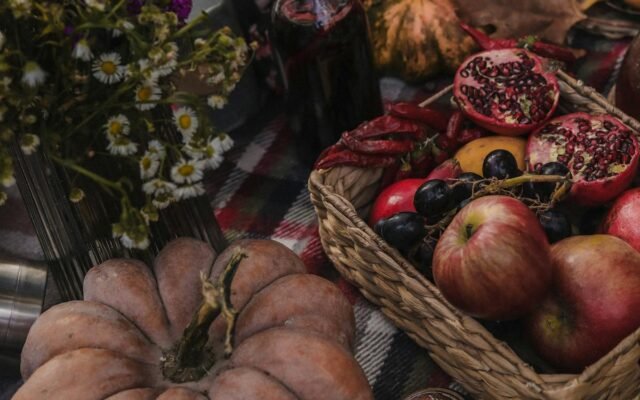 Kaimiškas rudens stalo serviravimas su moliūgais
