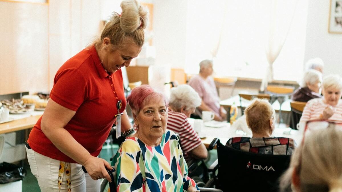 Slaugytoja padedanti senjorui gyvybingame bendruomenės centre