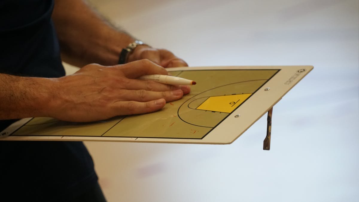 Iš arti nufotografuotas treneris