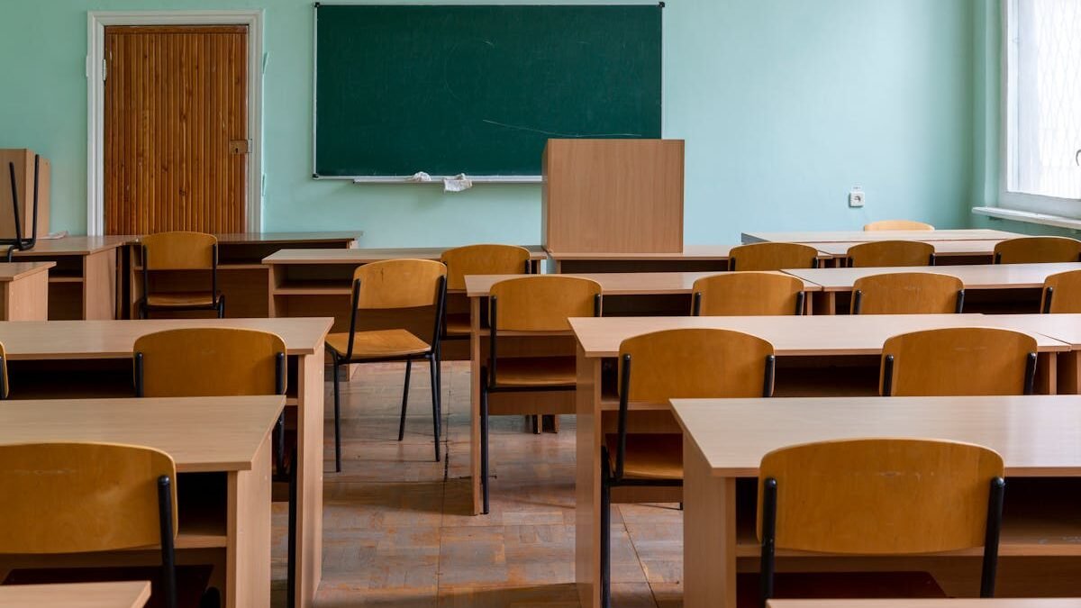 Tuščia klasė su mediniais suolais