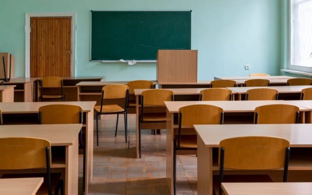 Tuščia klasė su mediniais suolais