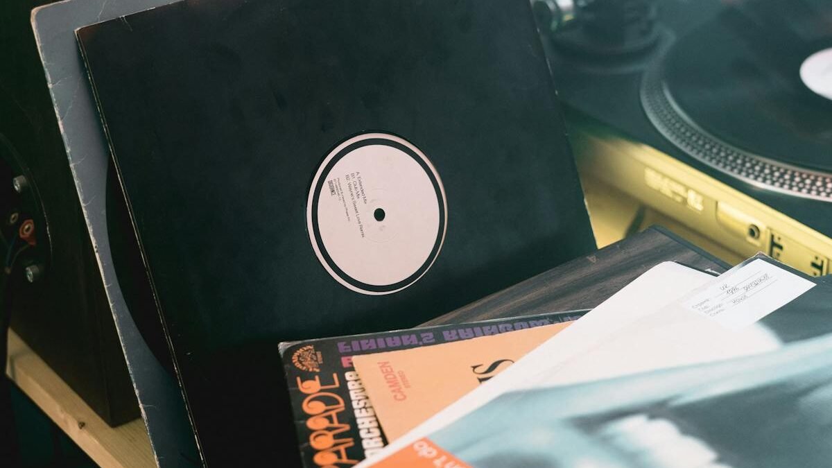 Jauki aplinka su vinilinėmis plokštelėmis
