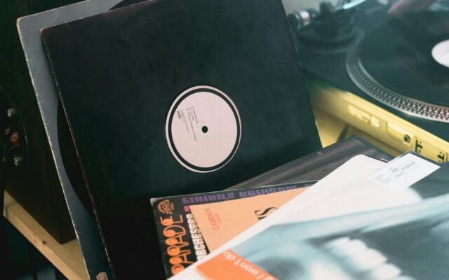 Jauki aplinka su vinilinėmis plokštelėmis